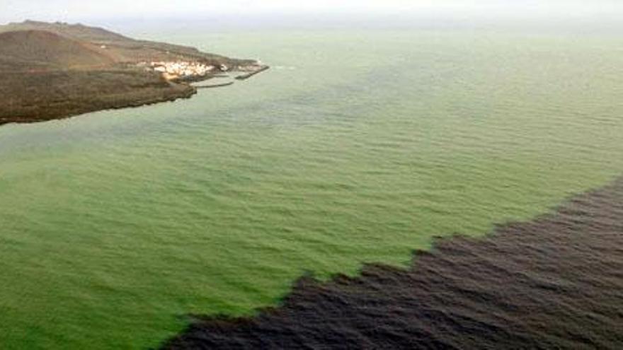 La mancha producida por la erupción volcánica de El Hierro, ayer, frente a La Restinga. i LA PROVINCIA/DLP