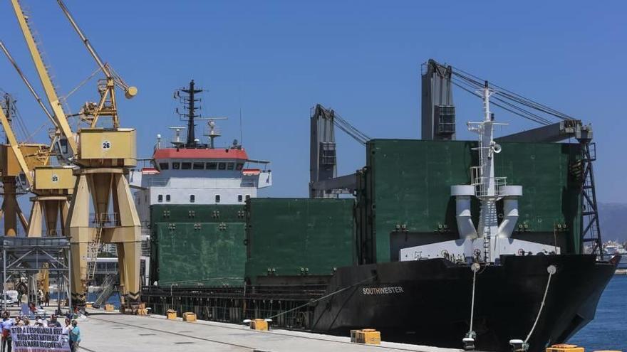 El buque Southwester descargando la arena en el puerto de Palma.