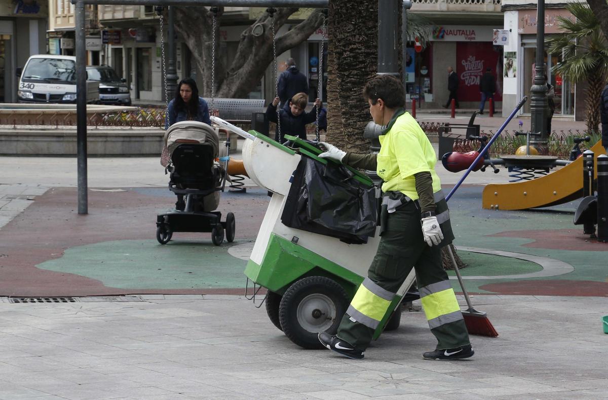 Operarios de la limpieza urbana de Alzira
