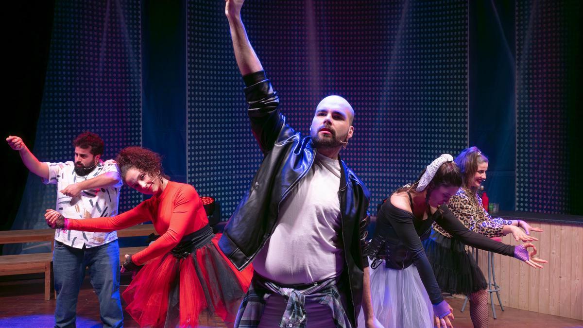 Artistas que protagonizan el musical, en un ensayo.