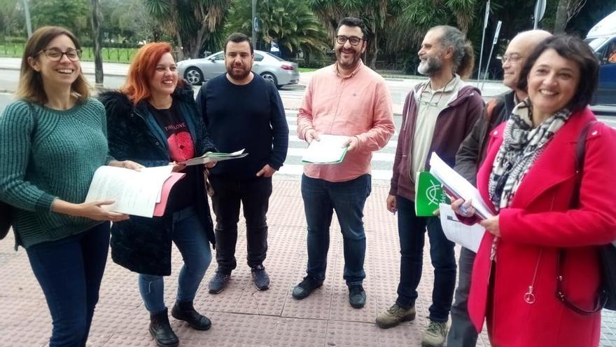 La fotografía reúne a tres &#039;teresistas&#039; con cargos de IU en la presentación de alegaciones contra la cantera de Coín. A la izquierda, Teresa Sánchez, Vanessa García, Alejandro Serrato y Guzmán Ahumada. A la derecha, Maribel González.