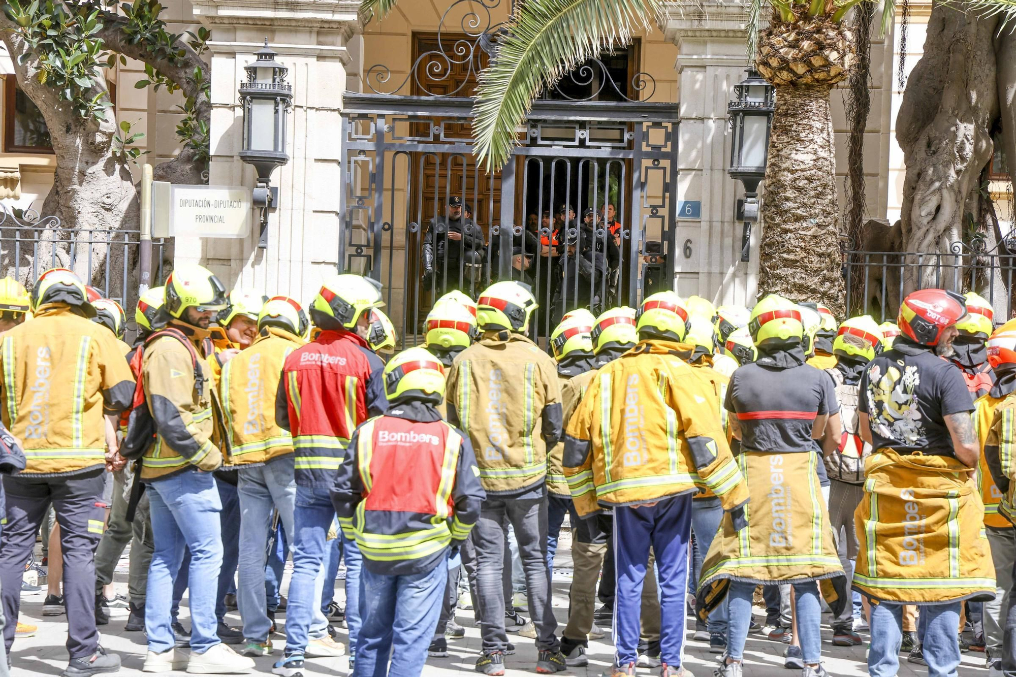 Protesta de los bomberos frente a la Diputación de Alicante