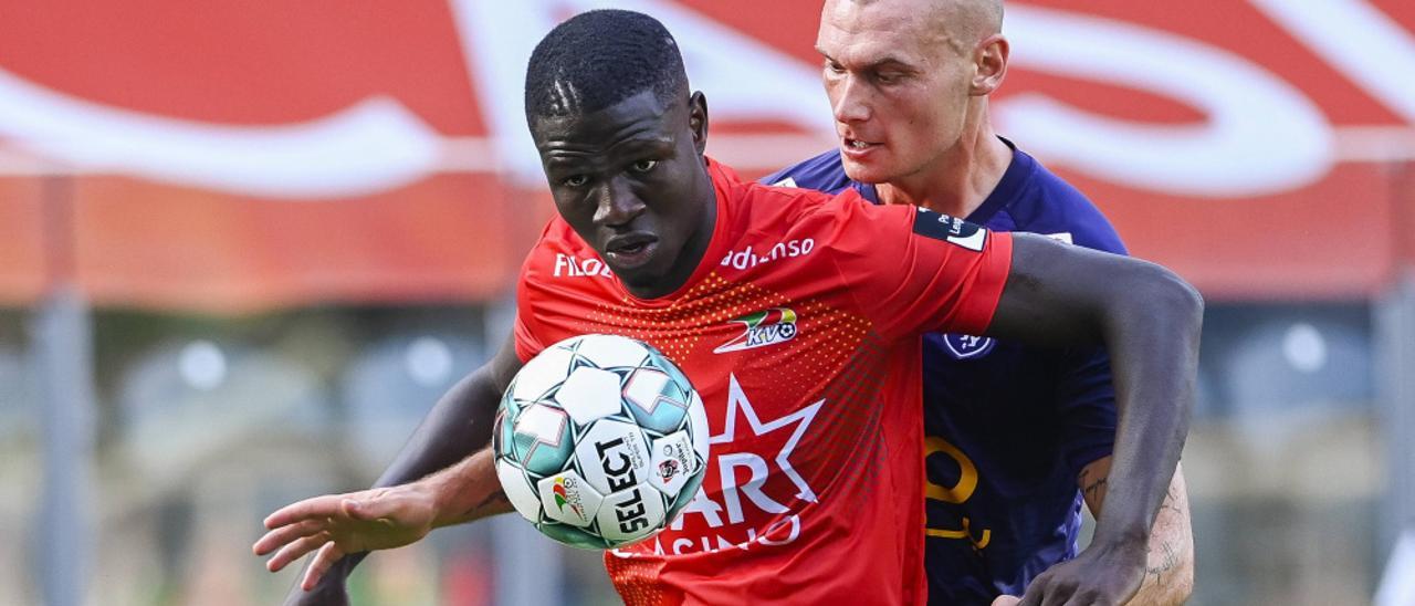 El senegalés Makhtar Gueye protege un balón en un partido de la Jupiter Pro League con el Oostende.