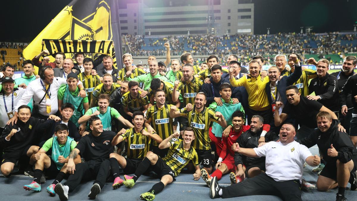 Los jugadores del Kairat Almaty celebran la histórica clasificación