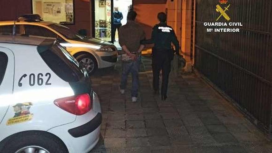 Uno de los detenidos a su llegada al cuartel de Cangas. // G.C.