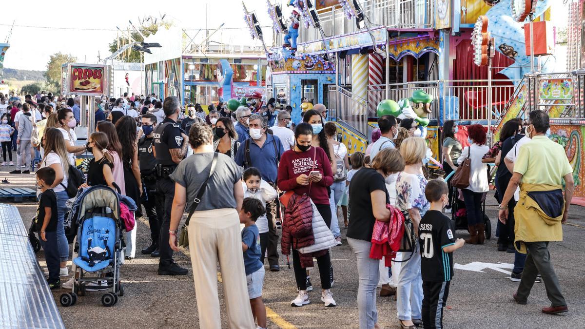 Familias asisten a la jornada de descuentos por el Día del Niño, este lunes a primera hora de la tarde, en el recinto ferial.