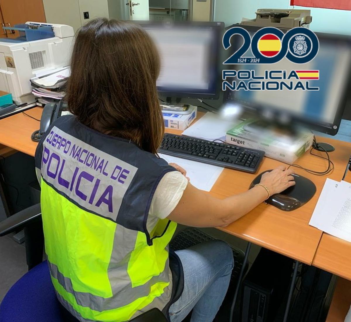 Imagen de archivo de una investigadora de la Policía Nacional.