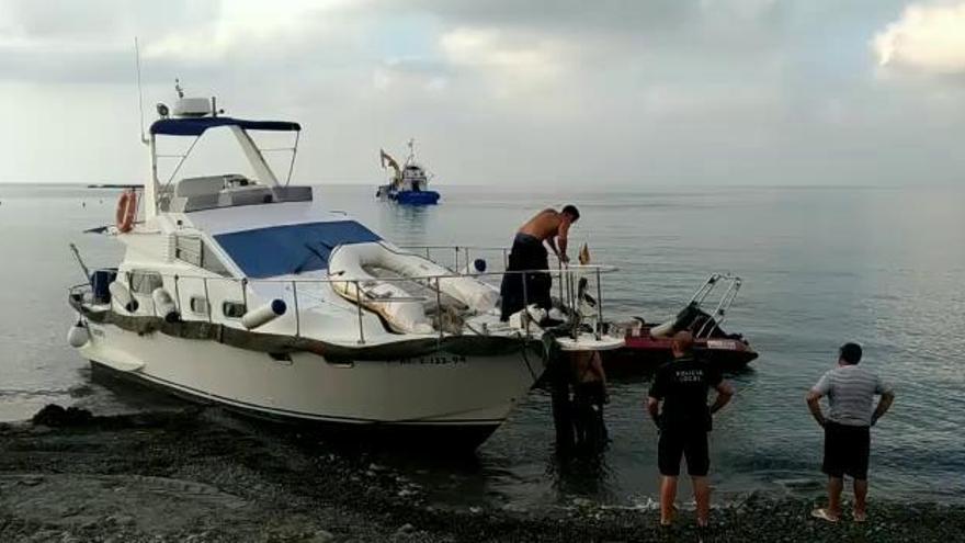 Remolcan el barco encallado en Tabarca