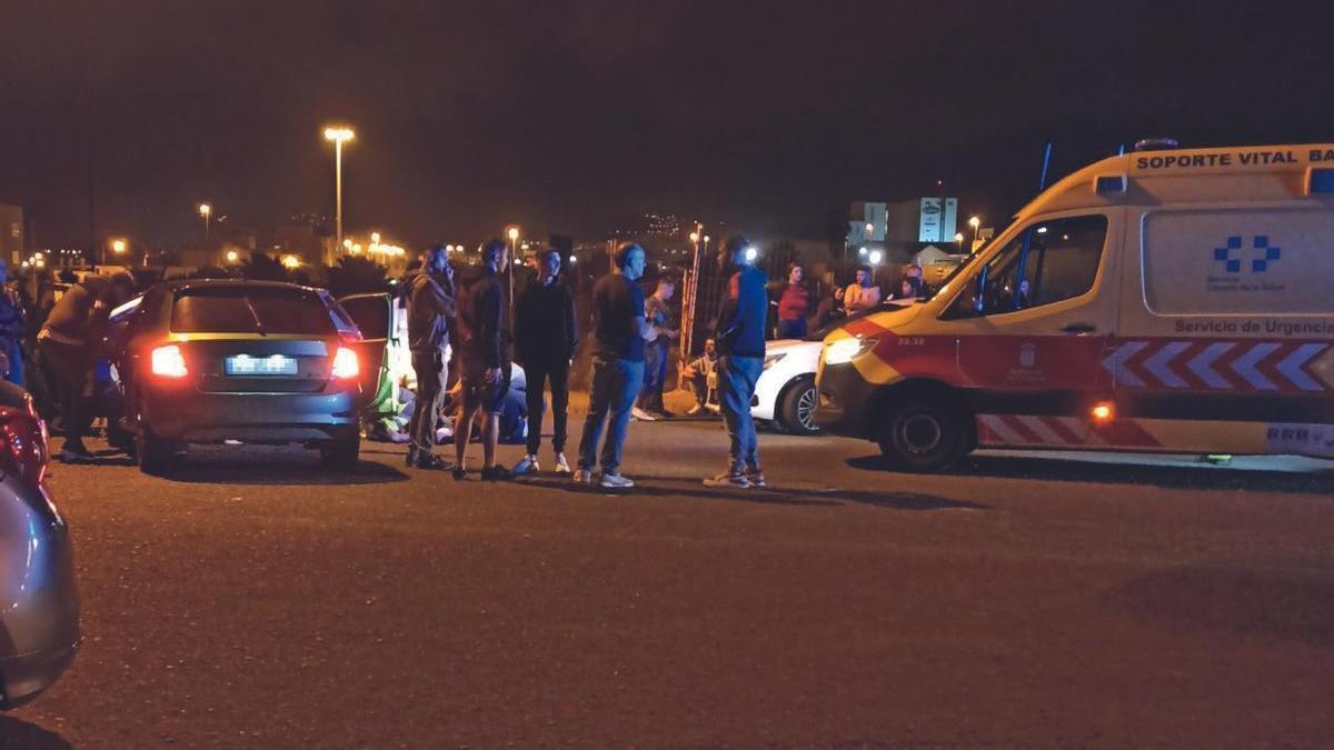 El coche involucrado en el suceso y una de las ambulancias que intervino en el Polígono Industrial Díaz Casanova.