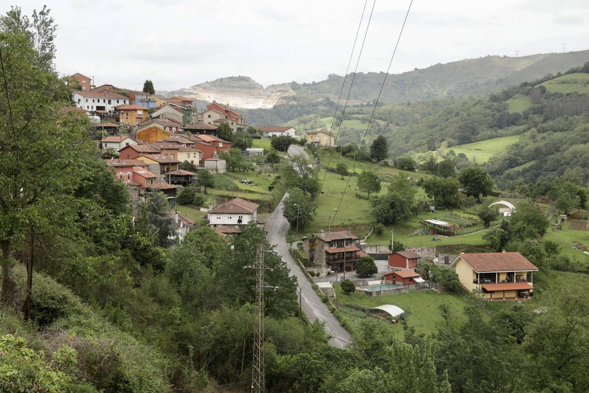 Una vista de la Parroquia desde los antiguos caleros de la cantera.