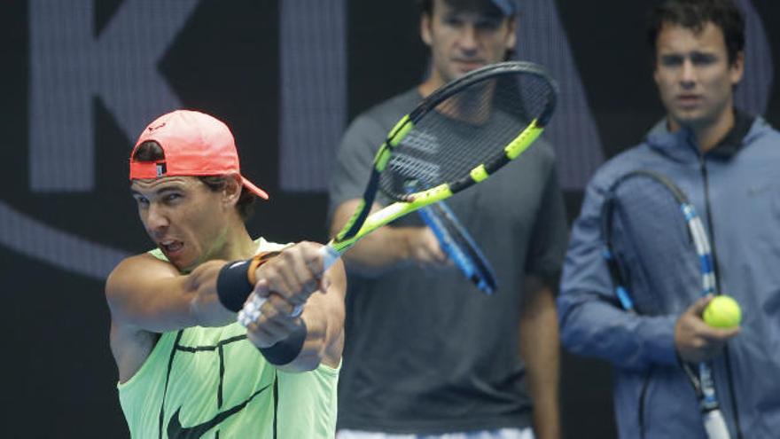 Entrenamiento de Rafa Nadal, con Carlos Moyá al fondo