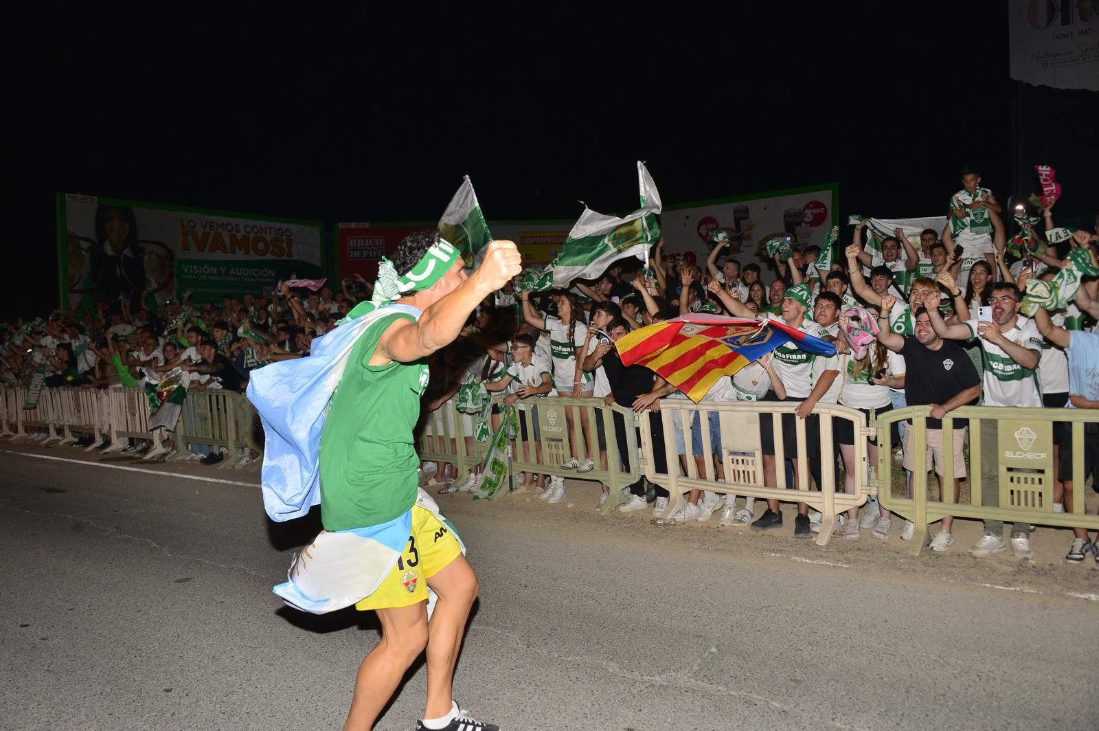 La afición del Elche recibe a los héroes del ascenso a su llegada al Martínez Valero