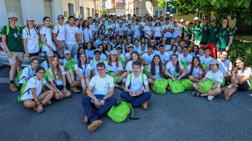 Foto de familia de los participantes en la edición de este año de la Ruta Quetzal en una calle de Vilanova.