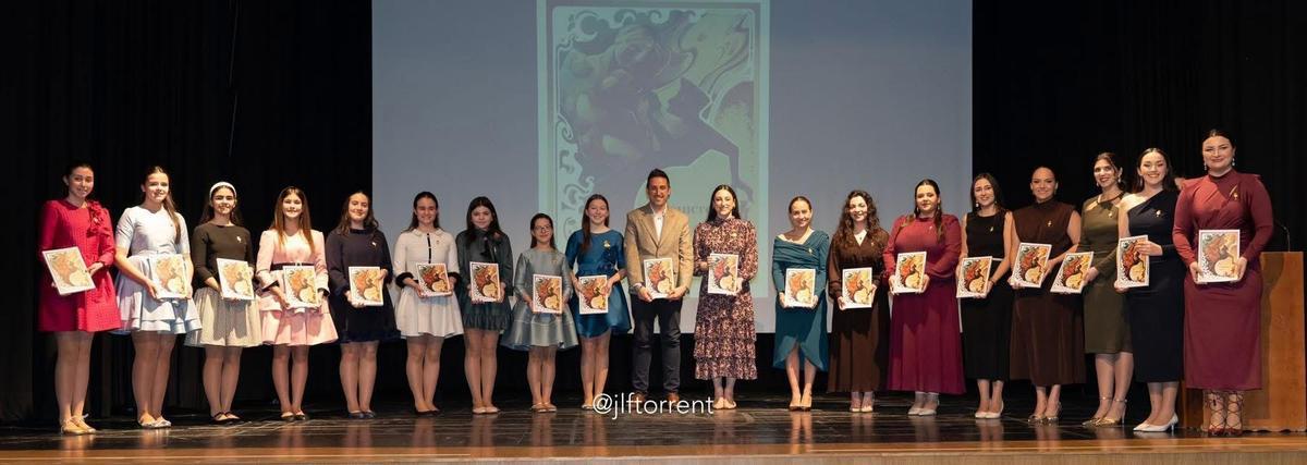 Las falleras mayores y sus cortes con el edil de Fallas.