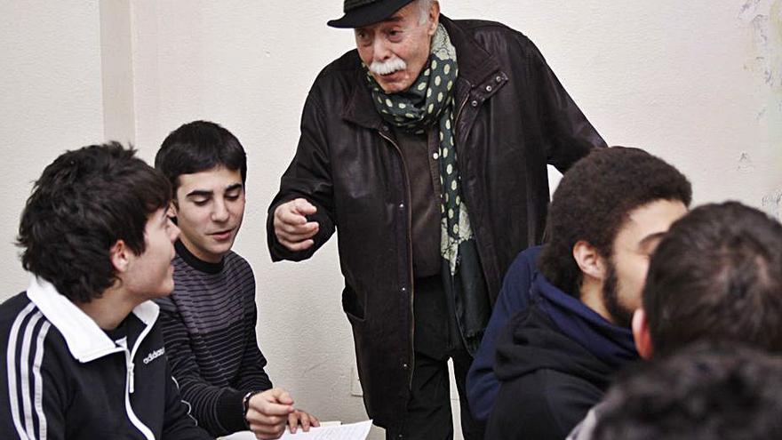 El poeta conversa con un grupo de adolescentes en Zamora. | Emilio Fraile