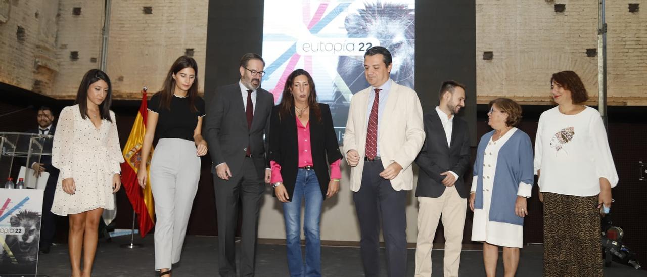 Loles López y José María Bellido, rodeados de autoridades y organizadores del festival, en la Sala Orive.