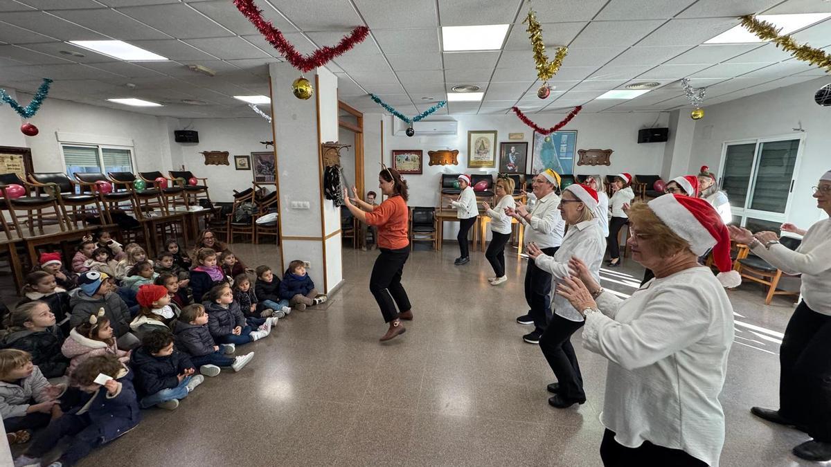 Mayores y niños han compartido coreografías y villancicos.