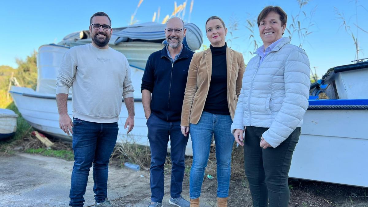 Marga Prohens junto a Joan Rodríguez y María Pons, alcaldes de ses Salines y Santanyí, hoy en el punto verde de la Colònia de Sant Jordi.