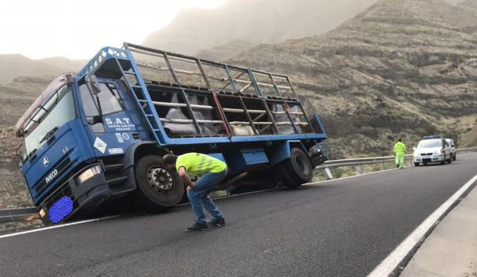 Un camión, cerca de caer al vacío en la GC-200