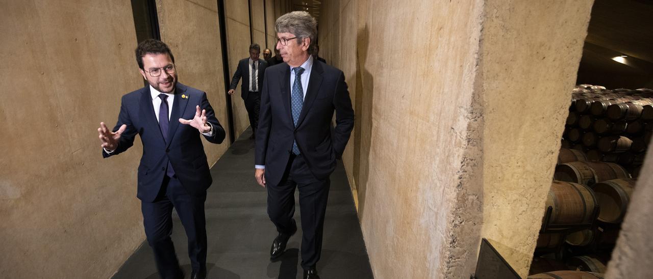 El president Aragonès i Javier Suqué visitant el celler