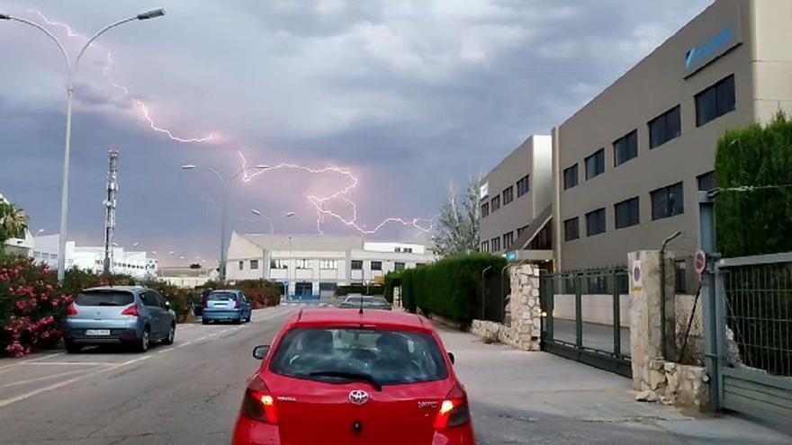 Un rayo sobre el cielo de València desde el polígono Vara de Quart.