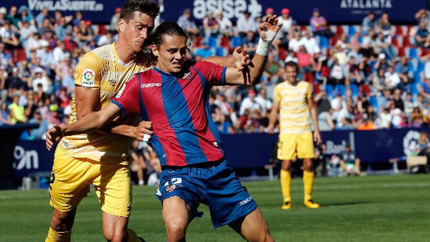 Enes Ünal, del Levante, y Bernardo, del Girona, en duelo de la última jornada.