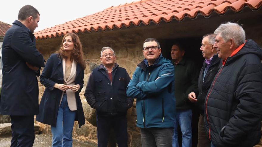 Natalia Prieto, junto al alcalde, José Campos, durante la visita a uno de los locales vecinales / xunta de galicia