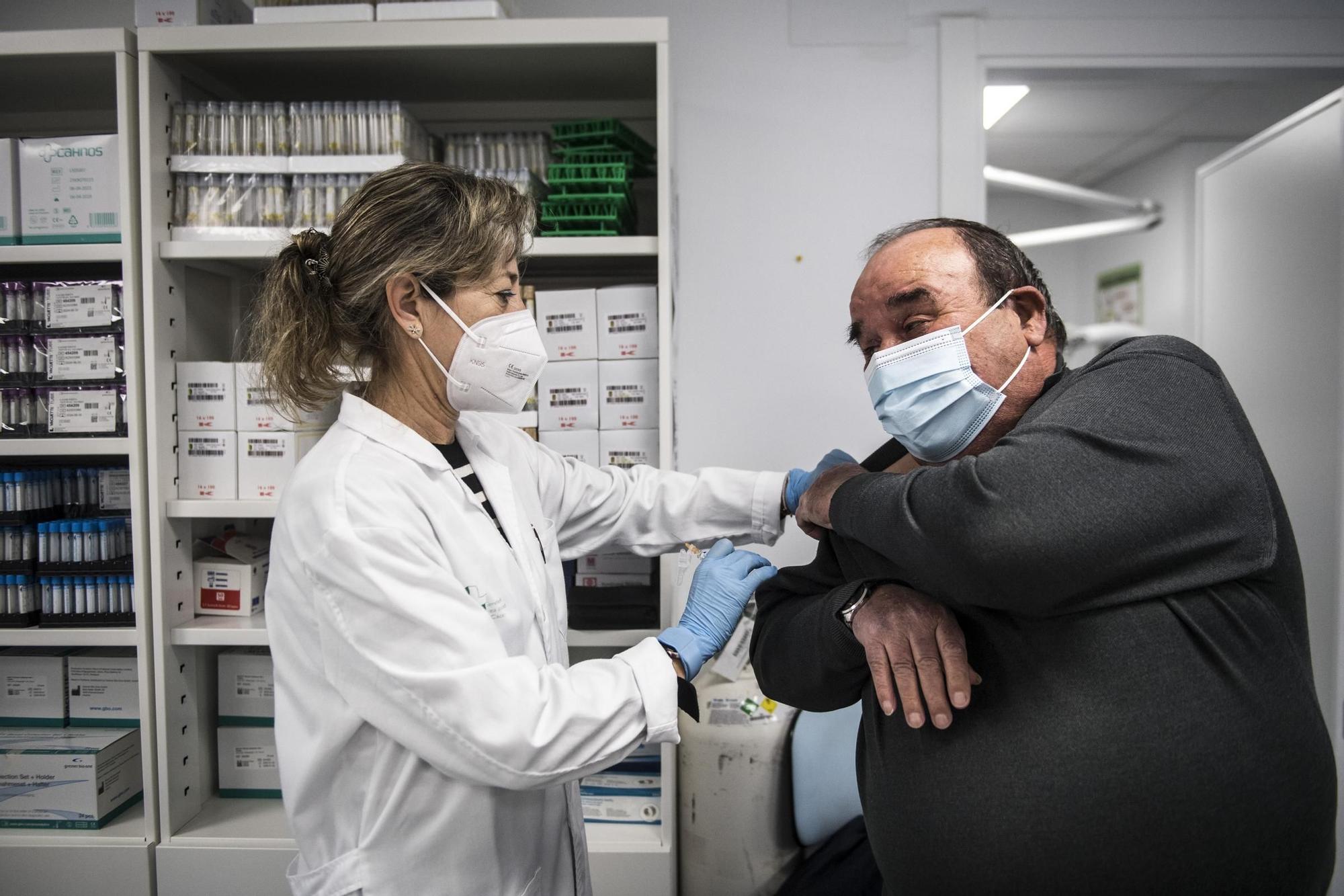 Galería | Así fue el primer día de vacunación en Cáceres