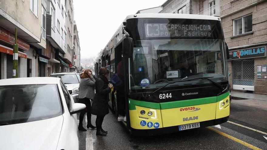 Vecinos de Chapela suben al autobús urbano de Vigo que atraviesa la parroquia. // R. Grobas