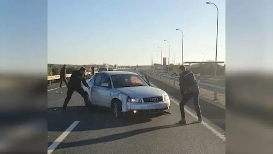 Espectacular persecución policial a un conductor en una carretera de Huelva