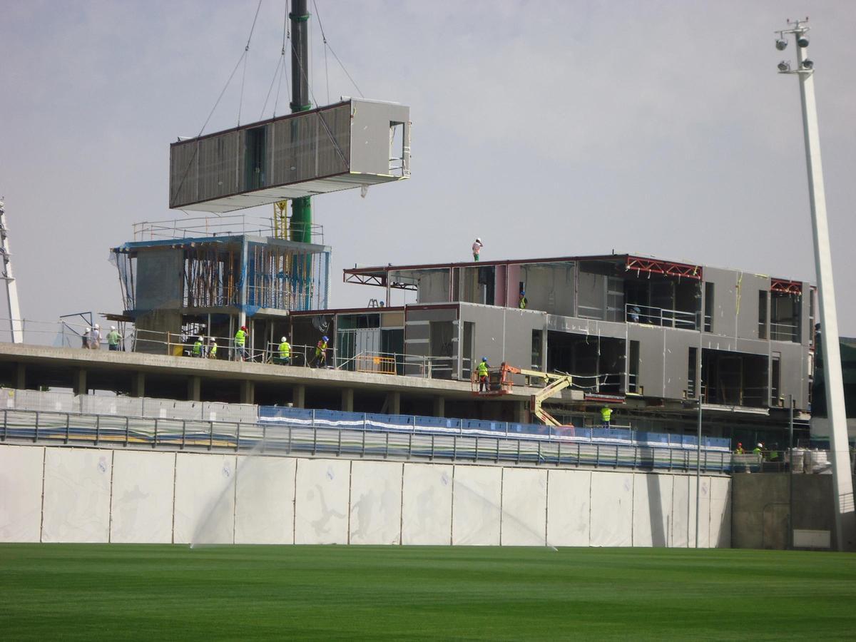 Montaje con módulos prefabricados de la residencia del Real Madrid en la Ciudad Deporrtiva de Valdebebas (Madrid)