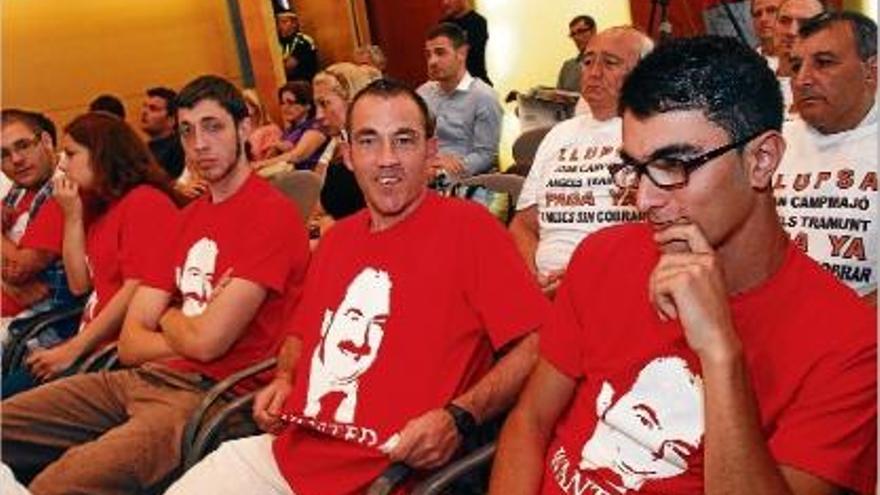 Membres del públic i l&#039;edil d&#039;ICV-EUiA duien camisetes amb una foto de Crespo i el missatge &quot;es busca&quot;.