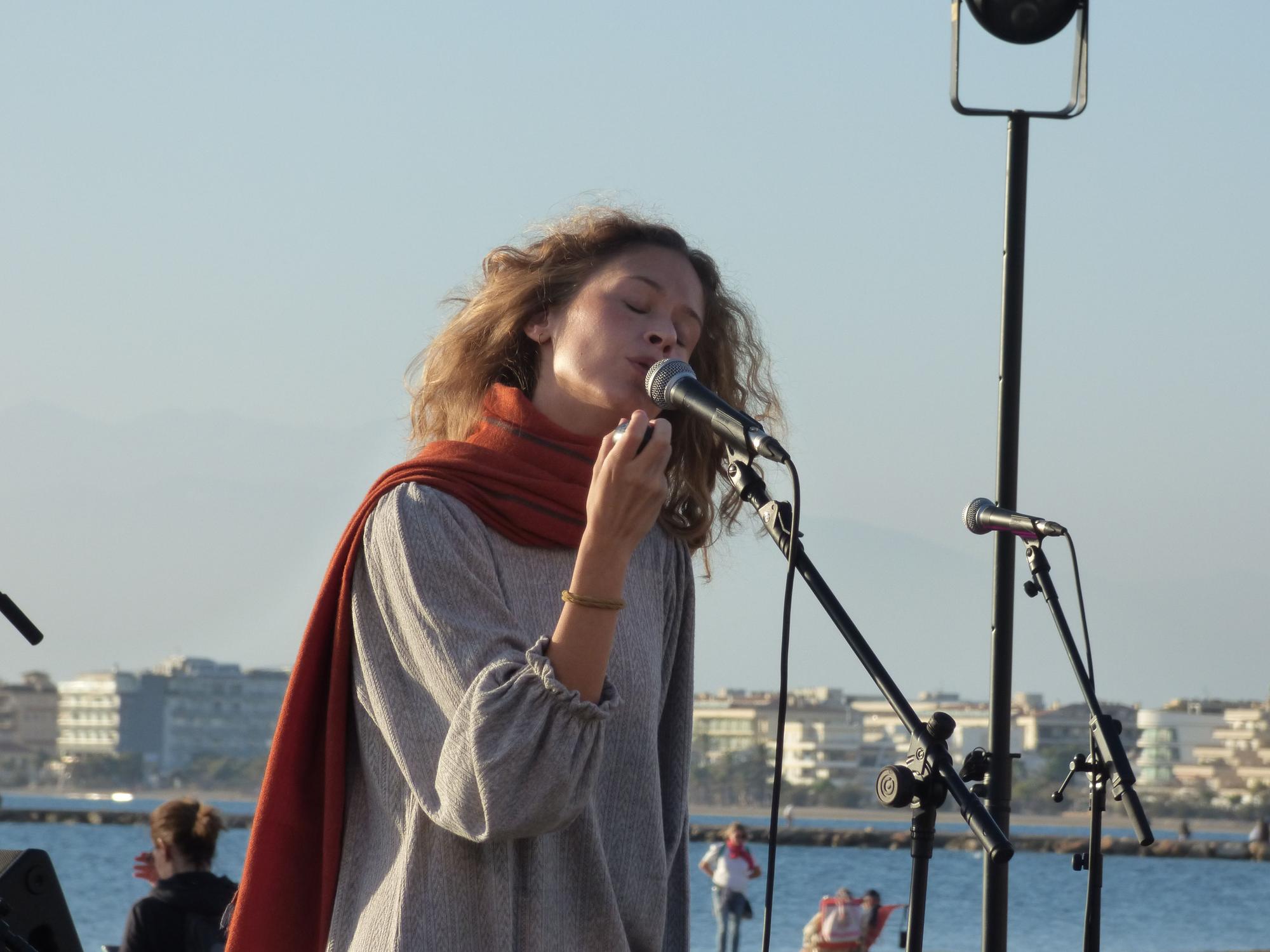 El Festivalet de Roses omple la platja de la Perola