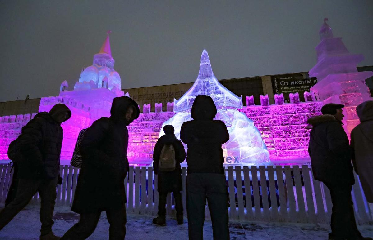 Esculturas y castillos de nieve en festivales de hielo de Moscú y  Heilongjiang, en el norte de China