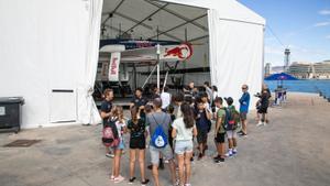 Los miembros del equipo Alinghi Red Bull Racing Matías Buhler y Willy Losa explican las características de los AC40 a los niños y niñas de la Escola Mediterrània de la Barceloneta en el marco del programa ’Viu la vela’, para acercar la Copa América a los jóvenes.