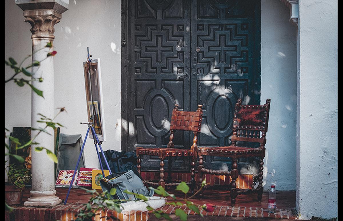 Pintura en vivo de Juanjo Garlo en el patio-jardín de la casa familiar de Julio Romero de Torres en Córdoba.