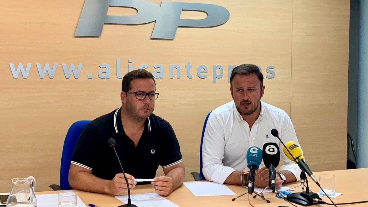 El nuevo secretario nacional de Turismo del PP, Agustín Almodóbar, a la izquierda de la imagen, junto a Pablo Ruz