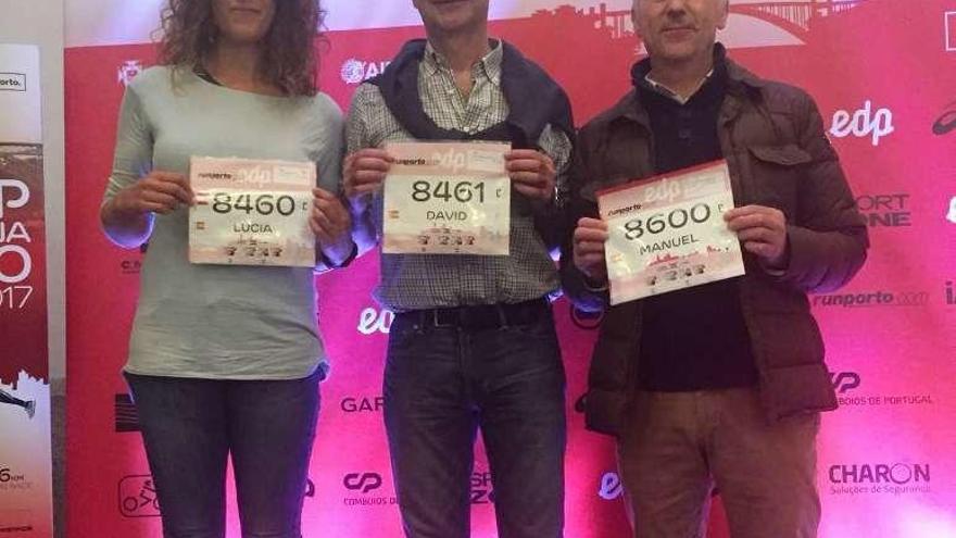 Lucía Mariño, David García y Manuel &quot;Cabanillas&quot; recibiendo el dorsal reglamentario para participar de la maratón de Oporto.