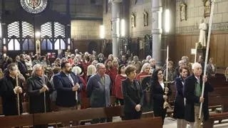 Gijón bendice el estandarte de la Hermandad de Santa Águeda, que quiere sumarse a las procesiones: "Vamos creciendo poco a poco"