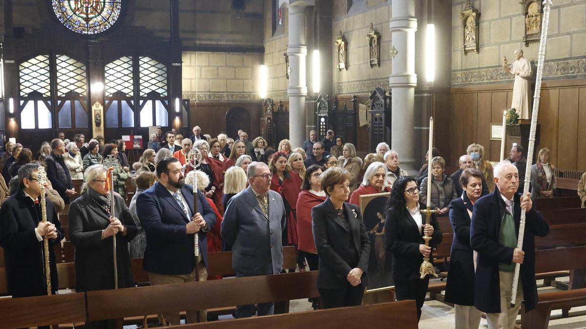 VÍDEO: Gijón bendice en la Basílica el estandarte de la Hermandad de Santa Águeda