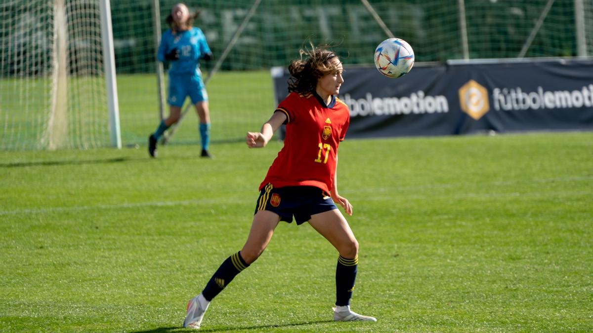 Alba Cerrato controla el balón en su estreno con España sub 17.