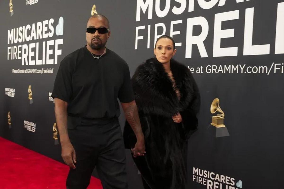 El cantante Kanye West, ahora conocido como Ye, junto a su esposa, Bianca Censori