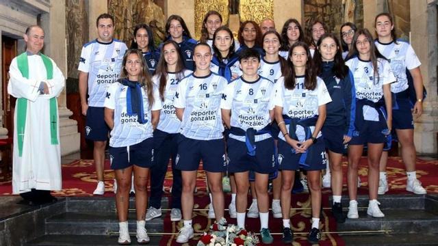 La plantilla, delante de la imagen del Cristo de la Victoria.
