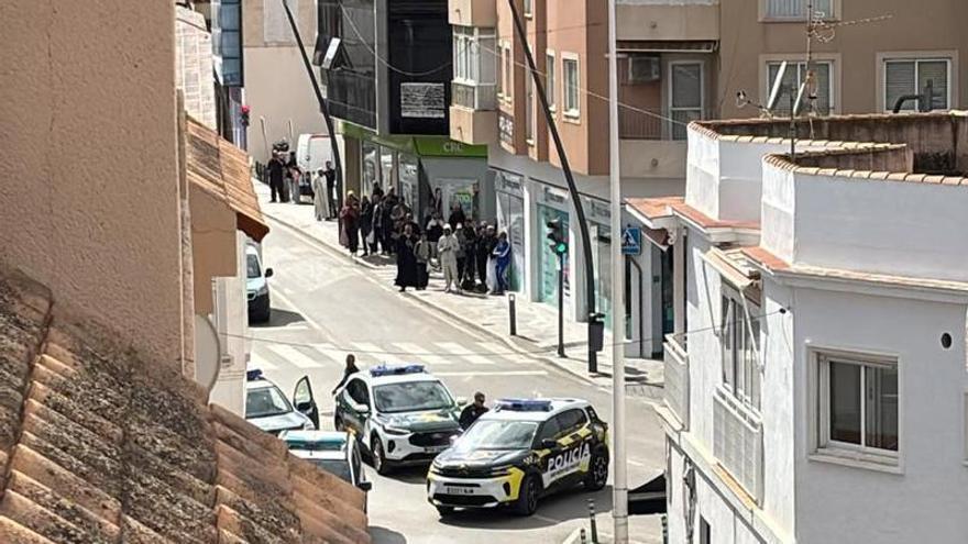 Atraco Murcia | Habla uno de los rehenes del atraco «de película» en San Pedro del Pinatar: «Nos han bajado al sótano y nos han puesto a todos de rodillas»
