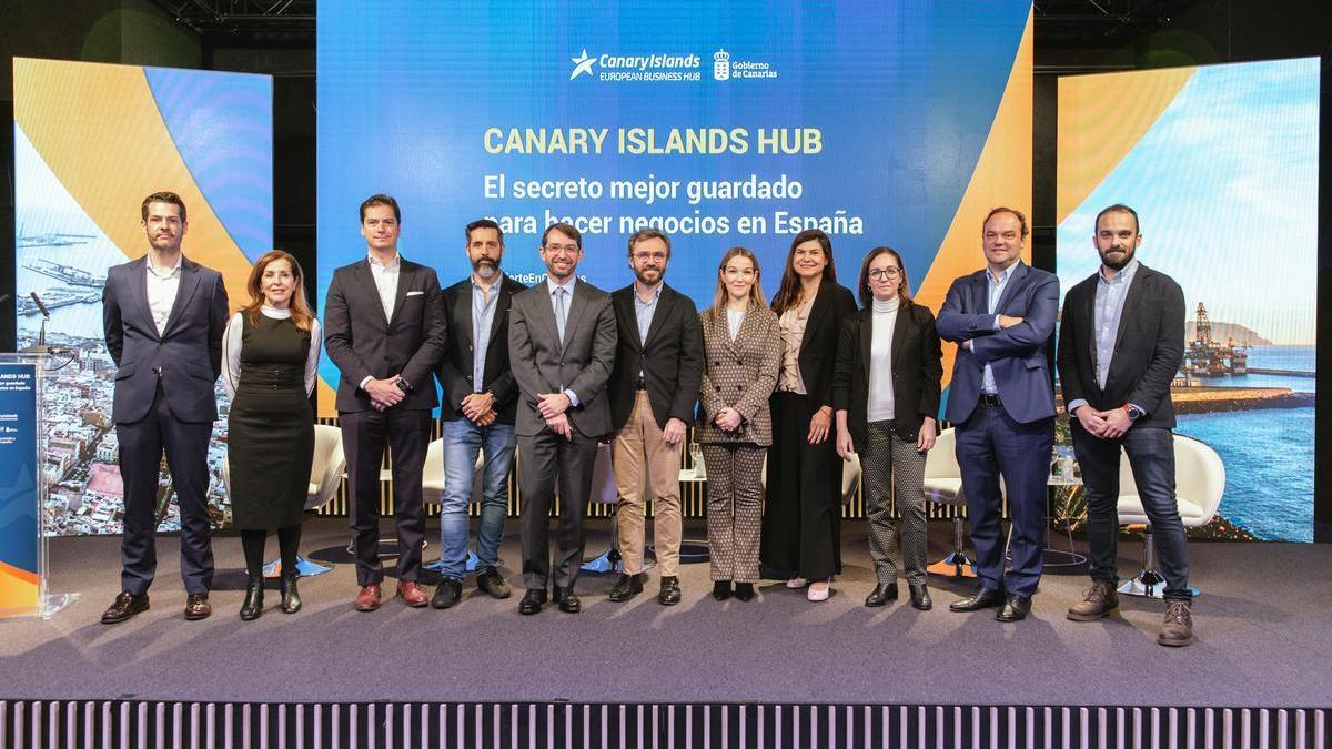 Rodrigo Álvarez, director de Desarrollo de Negocio de Statkraft; María Dolores Padrón Rodríguez, delegada del Gobierno de Canarias en Madrid; Juan Patricio Padrón, managing director de Weewoo; Luis Torres García, CEO de Drakhar Studios; Antonio Olivera, viceconsejero de Presidencia del Gobierno de Canarias; Aitor Moll, consejero delegado de Prensa Ibérica; Pilar Moreno, directora del área Invertir en Canarias de Proexca; Teresa Azcona, directora general de Spain Film Commission; Gemma Robles, directora de El Periódico de España; Jose Carlos Díez, economista, profesor e investigador, y Juan Carlos Milena, fundador y director de Climbspot. /