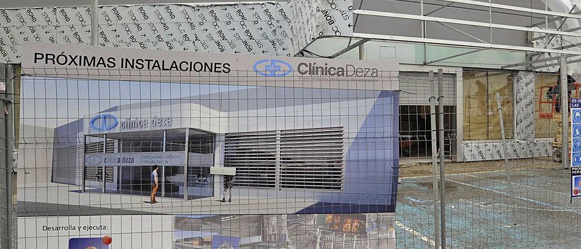 El centro sanitario ocupará un local en el exterior del centro comercial Deza. |  // BERNABÉ/JAVIER LALÍN