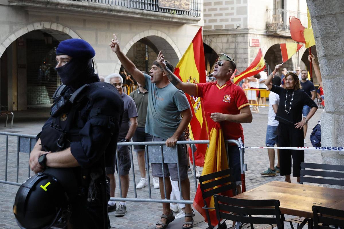Les imatges de la manifestació i contramanifestació per l'entrada d'immigrants a Ceuta Les imatges de la manifestació i contramanifestació per l'entrada d'immigrants a Ceuta