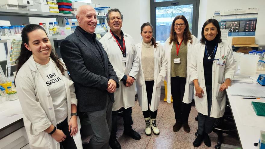 Investigadores del grupo de Inmunología Traslacional del ISPA. Por la izquierda, Paula Díaz Bulnes; Faustino Blanco, director de la FINBA; Carlos López Larrea, catedrático de Inmunología y coordinador; Viviana Corte Iglesias; Beatriz
Suárez Álvarez, coordinadora; y María José Villanueva, directora del HUCA. | P. Á.