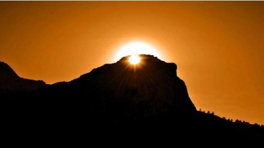 El resplandor que «taladra» la montaña en la Vall de Gallinera