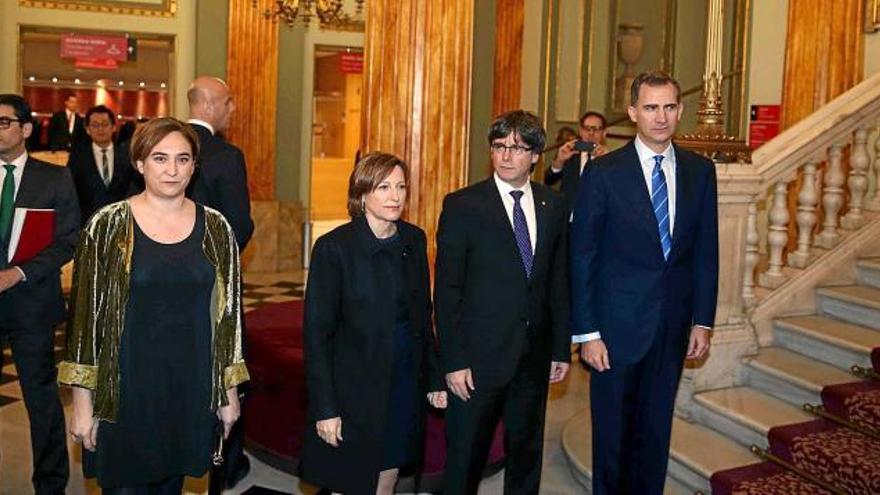 Ahir van coincidir al Liceu Ada Colau, Carme Forcadell, Carles Puigdemont i el rei Felip VI